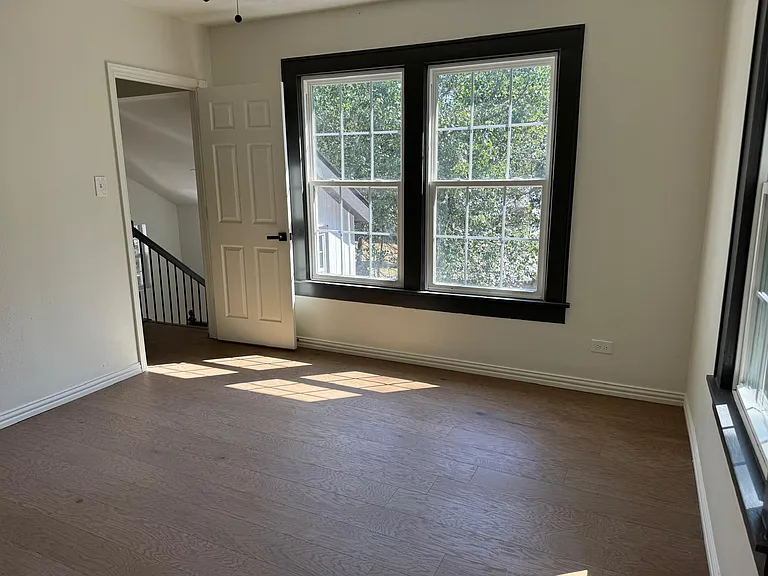 1121 E Texas St — Photo 22