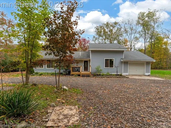 11977 Toma Rd, Pinckney, MI 48169