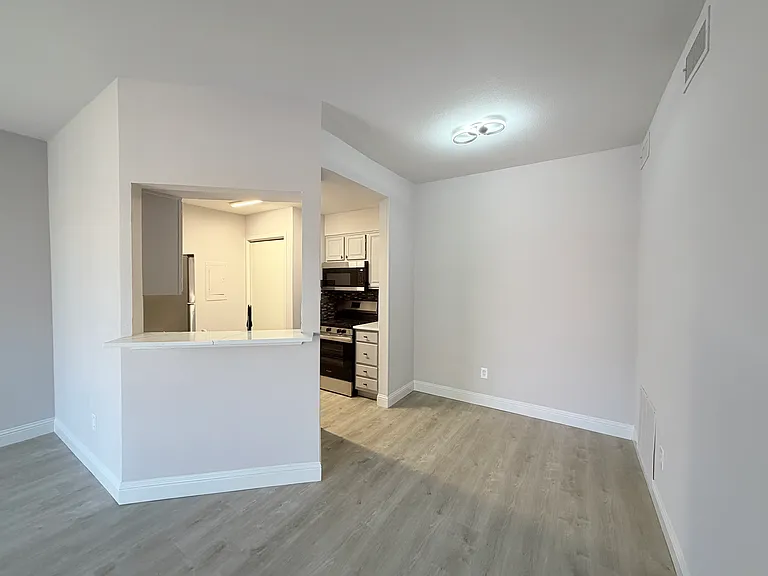 5757 Martel Ave #B05 — Photo 6