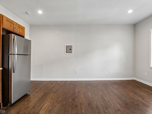 4th image of 166 Maplewood Ave APT 7