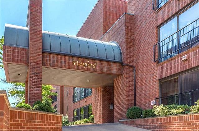 1st image of 4554 Laclede Ave APT 302