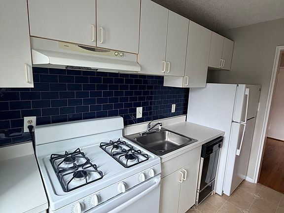 3rd image of 572 Whitney Ave #3E