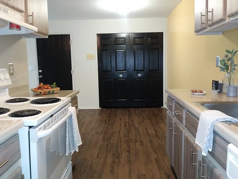 Farmington View Apartments - Farmington Hills, MI — Photo 2