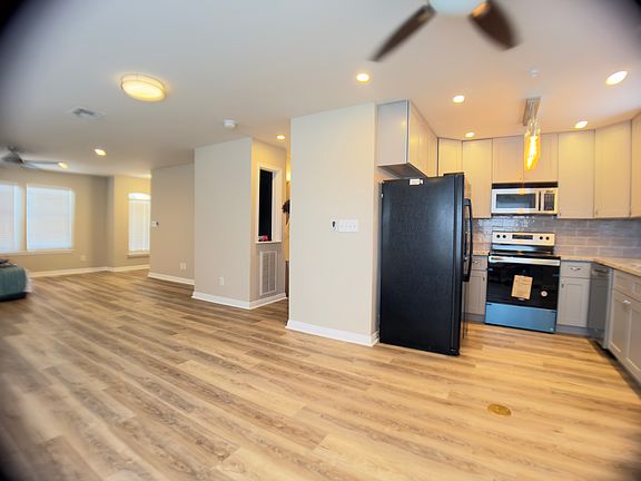 3rd image of 4807 E Oltorf St