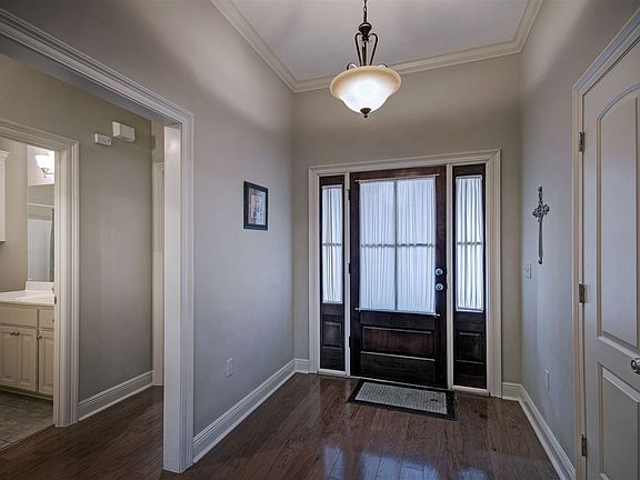 5th image of 563 Clubhouse Dr