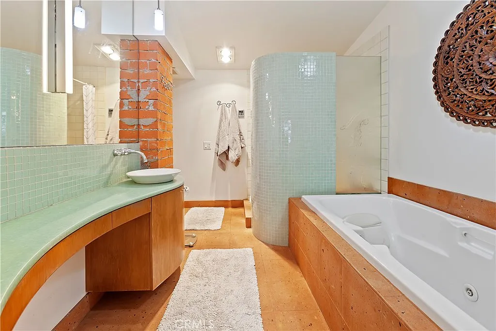3 bed, 2.5 bath, 1737 sqft, $6,000 — Photo 3