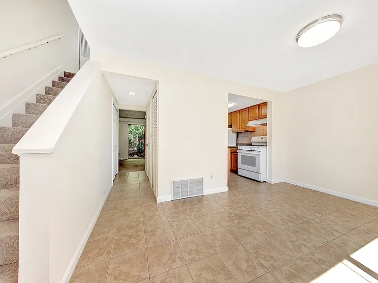 2 Essex Ln #B4 — Photo 4