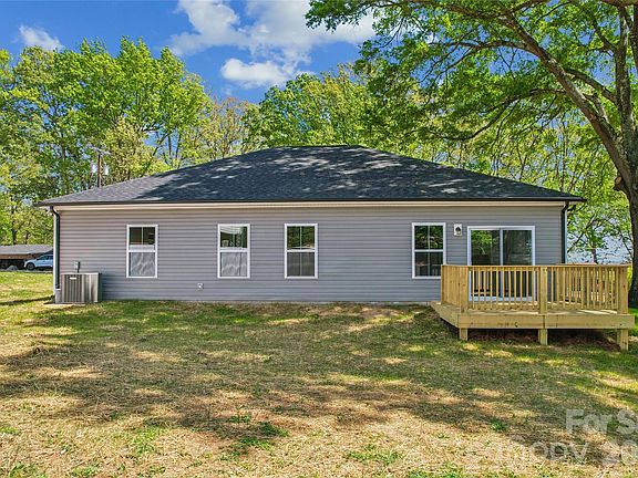 4th image of 321 Henderson Cir