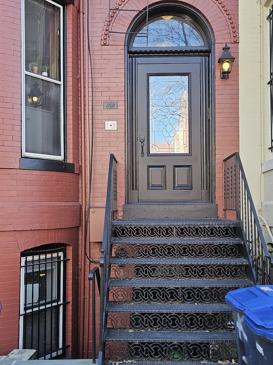 Photo 1 of 16 - 109 5th St SE #3 - Washington, DC Primary Photo - 109 5th St SE #3