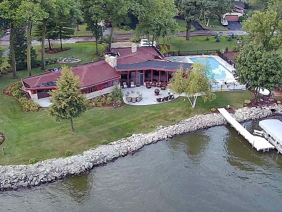 2nd image of 711 Lake Shore Dr