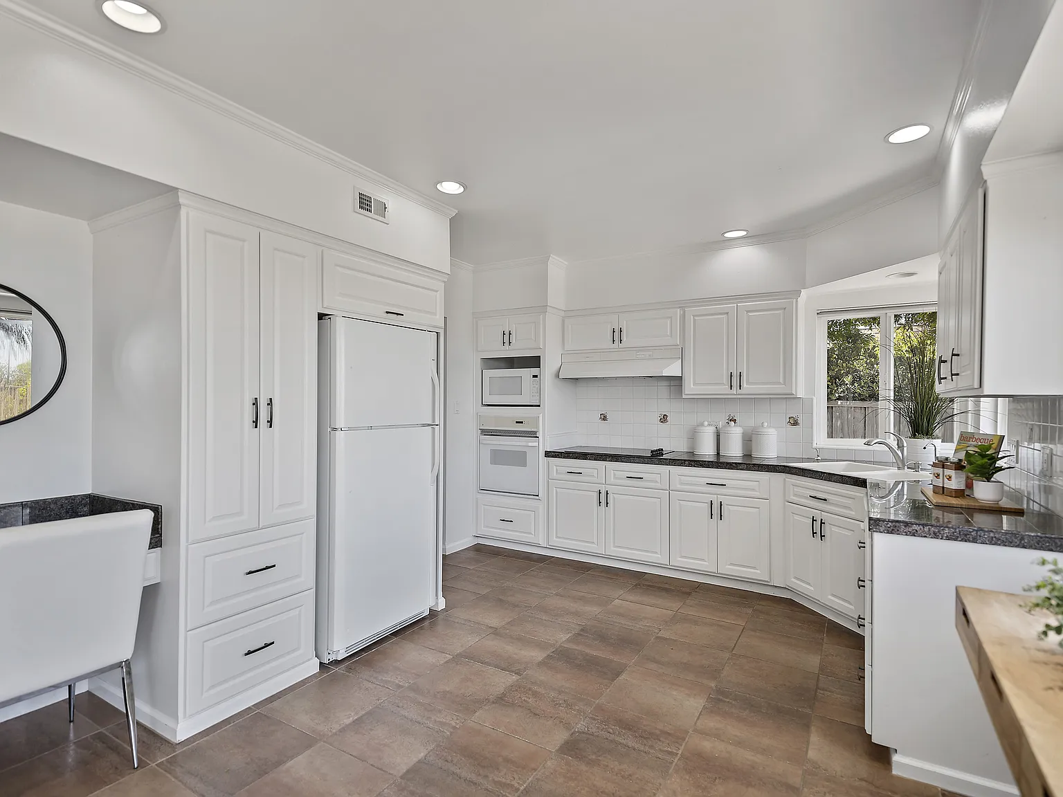3 bed, 2.5 bath, 2325 sqft, $10,000 — Photo 4