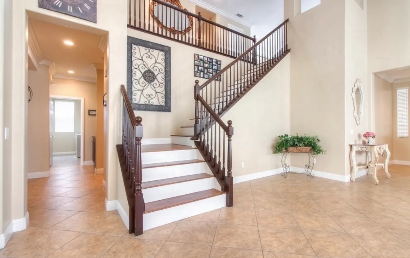6 bed, 4599 sqft, $1,399 — Photo 1