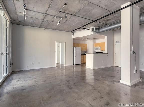 5th image of 444 NE 30th St Unit 403