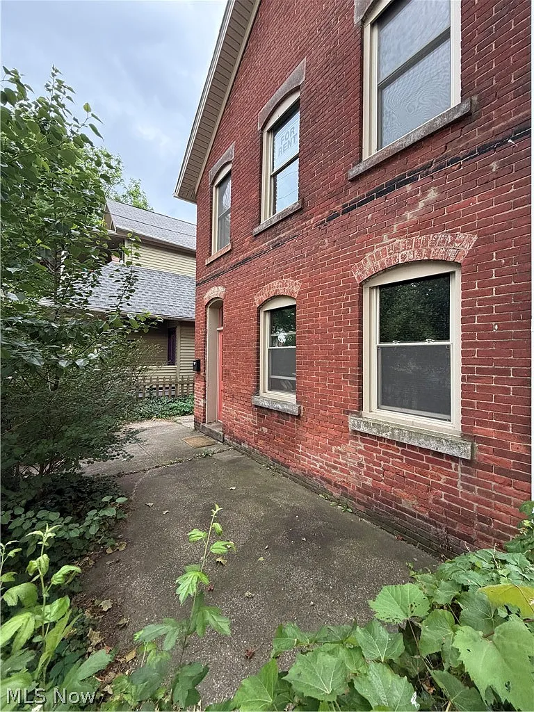 3 bed, 1.5 bath, 1500 sqft, $1,625 — Photo 2