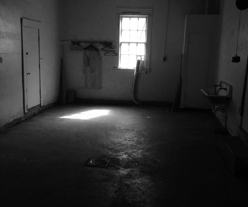 1st image of 947 W Gramercy Pl