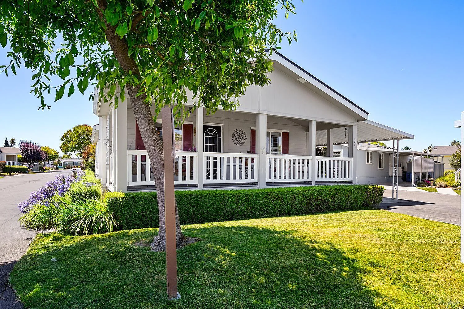 131 Oakwood Drive - Photo 2