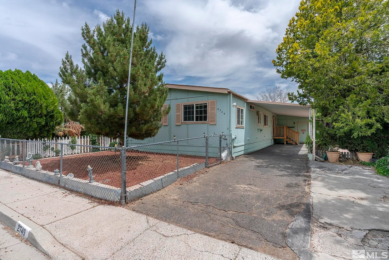 2749 Sneddon Way photo 1