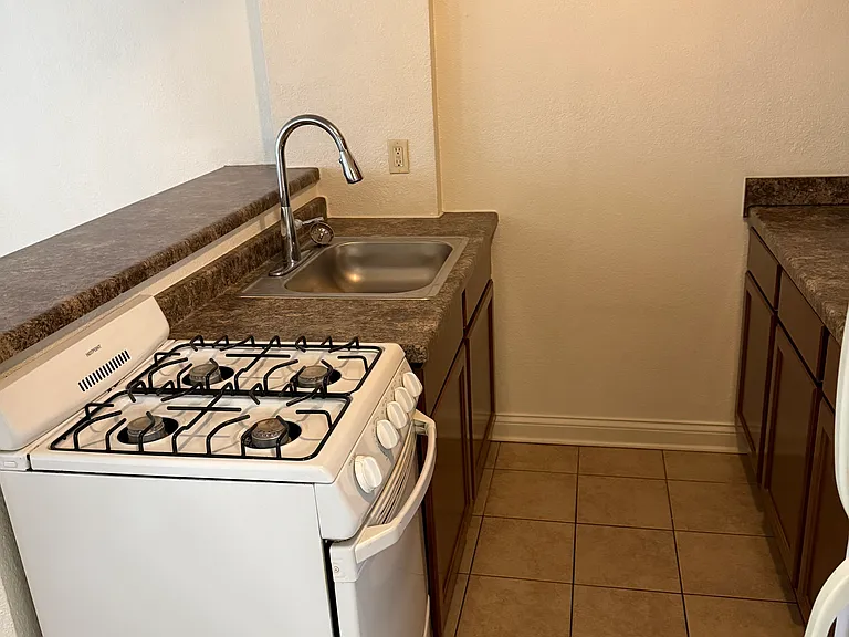 1515 N Farwell Ave — Photo 8