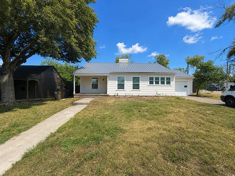 2111 Live Oak St — Photo 1