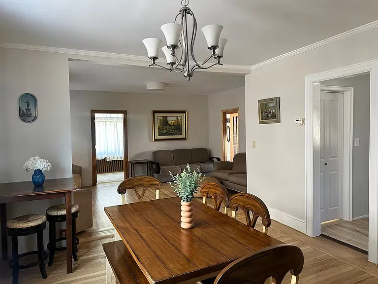 160 E Walnut St — Photo 5