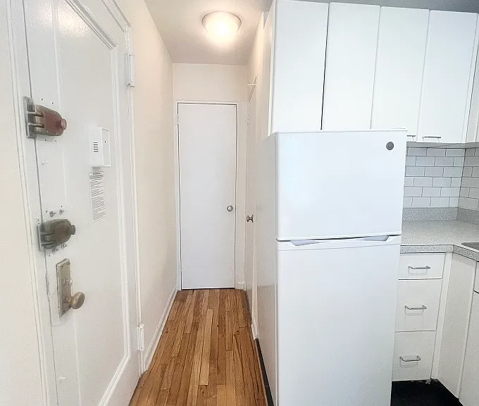 325 E 54th St #1B — Photo 5