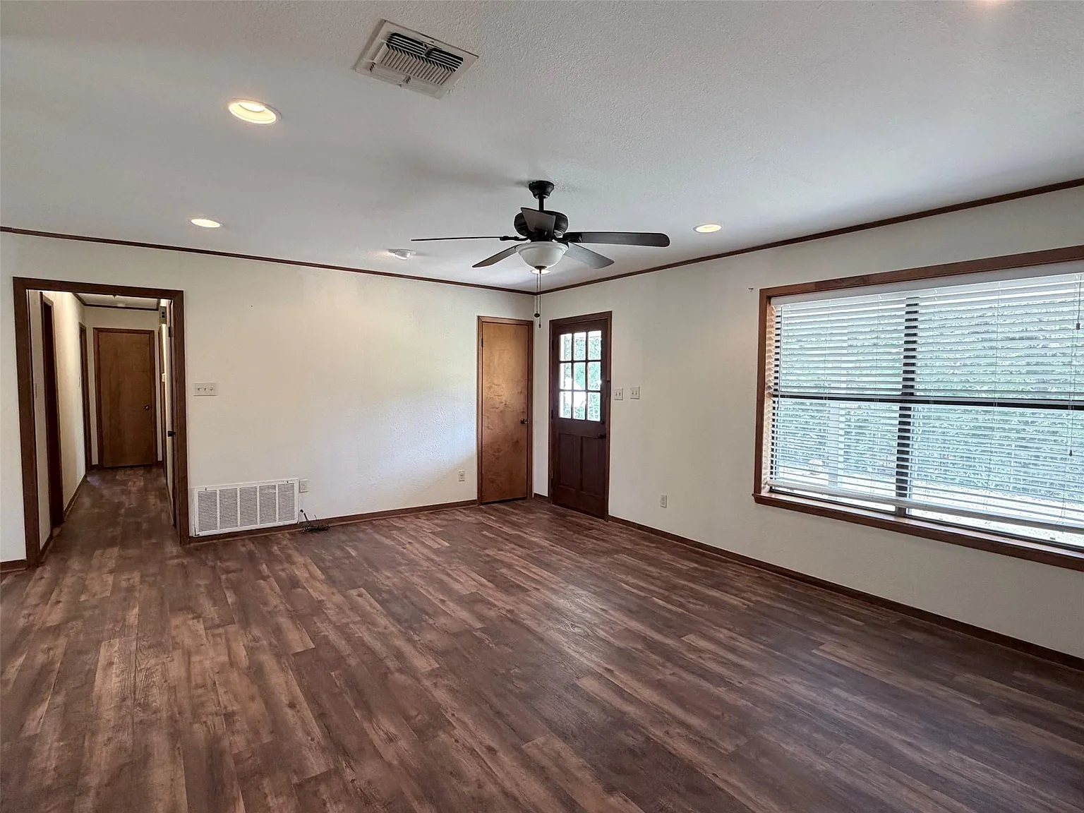 3 bed, 2.0 bath, 1904 sqft, $1,995 — Photo 3