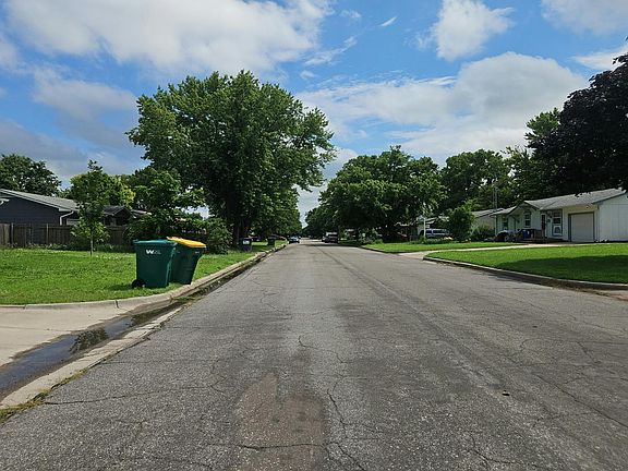 4th image of 2903 S Saint Paul Ave