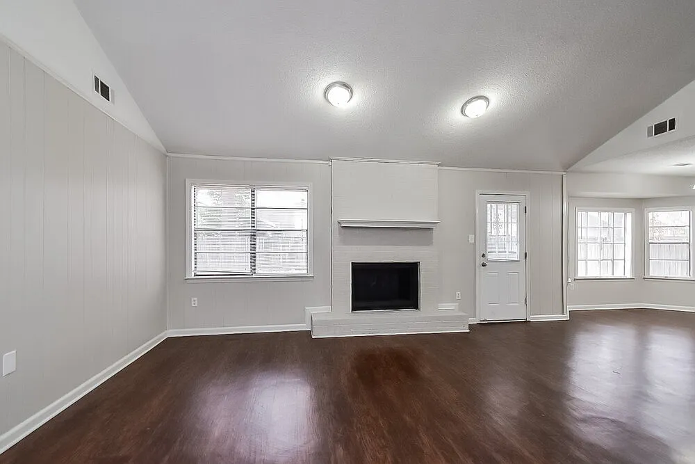 4 bed, 2.0 bath, 1900 sqft, $1,910 — Photo 4