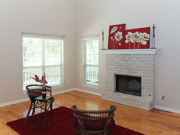 3rd image of 212 Suncrest Dr