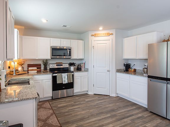 2nd image of 307 Duck Walk Way