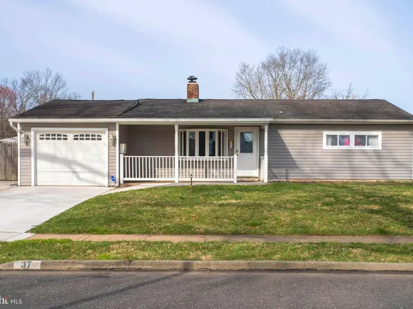 37 Outlook Ln, Levittown, PA 19055