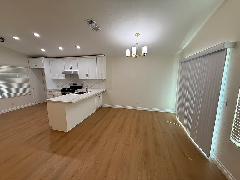 2686 Beverly Ave — Photo 5