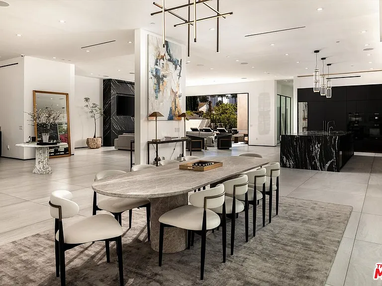621 N Rodeo Dr — Photo 9