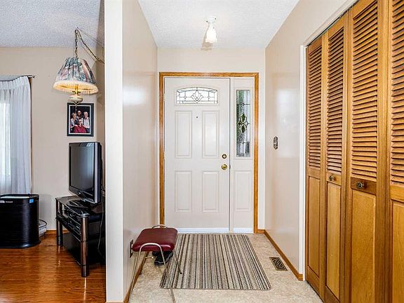 2nd image of 88 W McCullough Cres