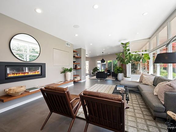 4th image of 2701 Huntington Rd