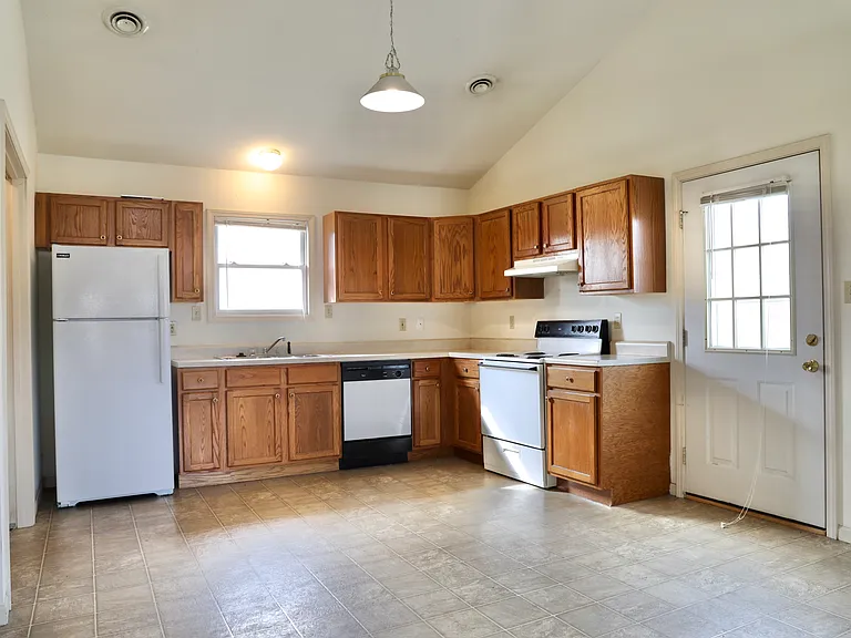 1710 Ashwood Dr — Photo 2