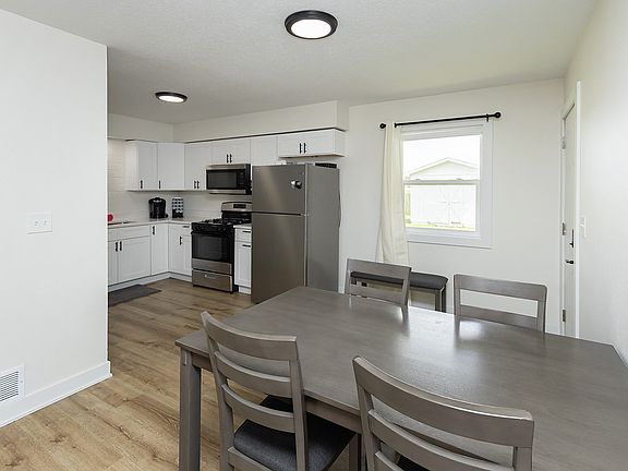 5th image of 209 11th St SE