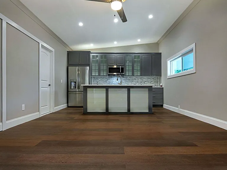 959 SW 18th St — Photo 2