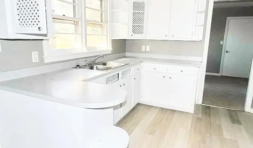 908 Charles Ct — Photo 2