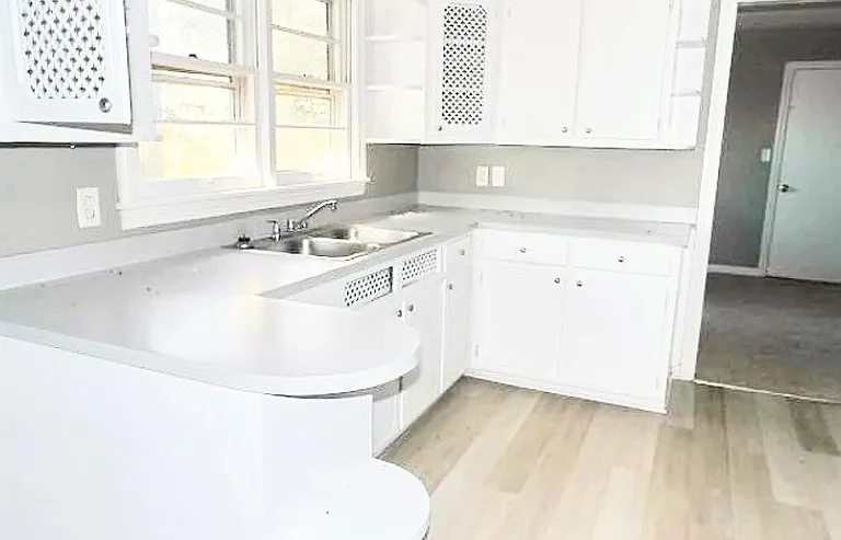 908 Charles Ct — Photo 2