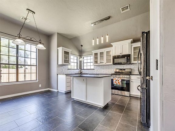 3rd image of 417 Shrill St