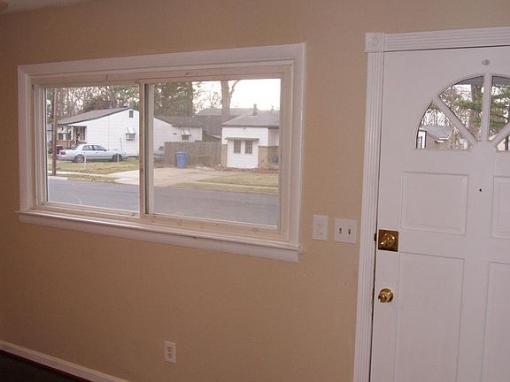 4th image of 3021 Southport Ave
