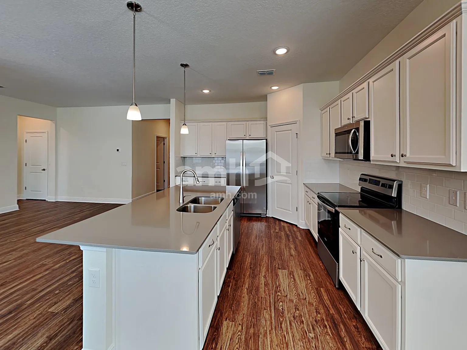 5 bed, 3.0 bath, 2525 sqft, $3,035 — Photo 3
