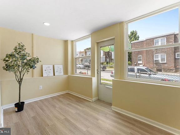 4th image of 1038 Lawrence Ave