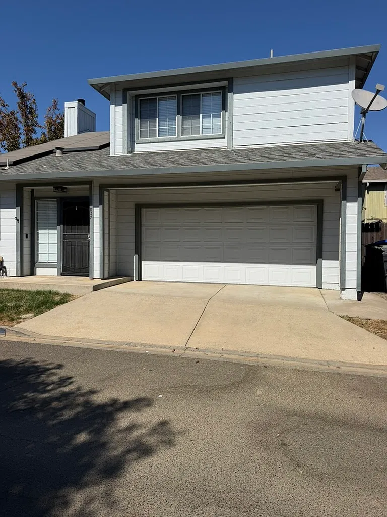 3 bed, 2.5 bath, 1265 sqft, $2,300 — Photo 1