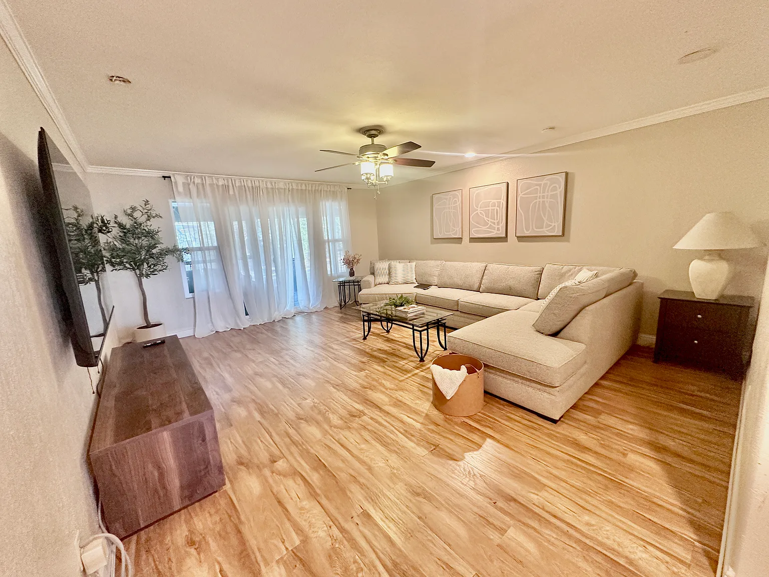 3 bed, 2047 sqft, $3,000 — Photo 1