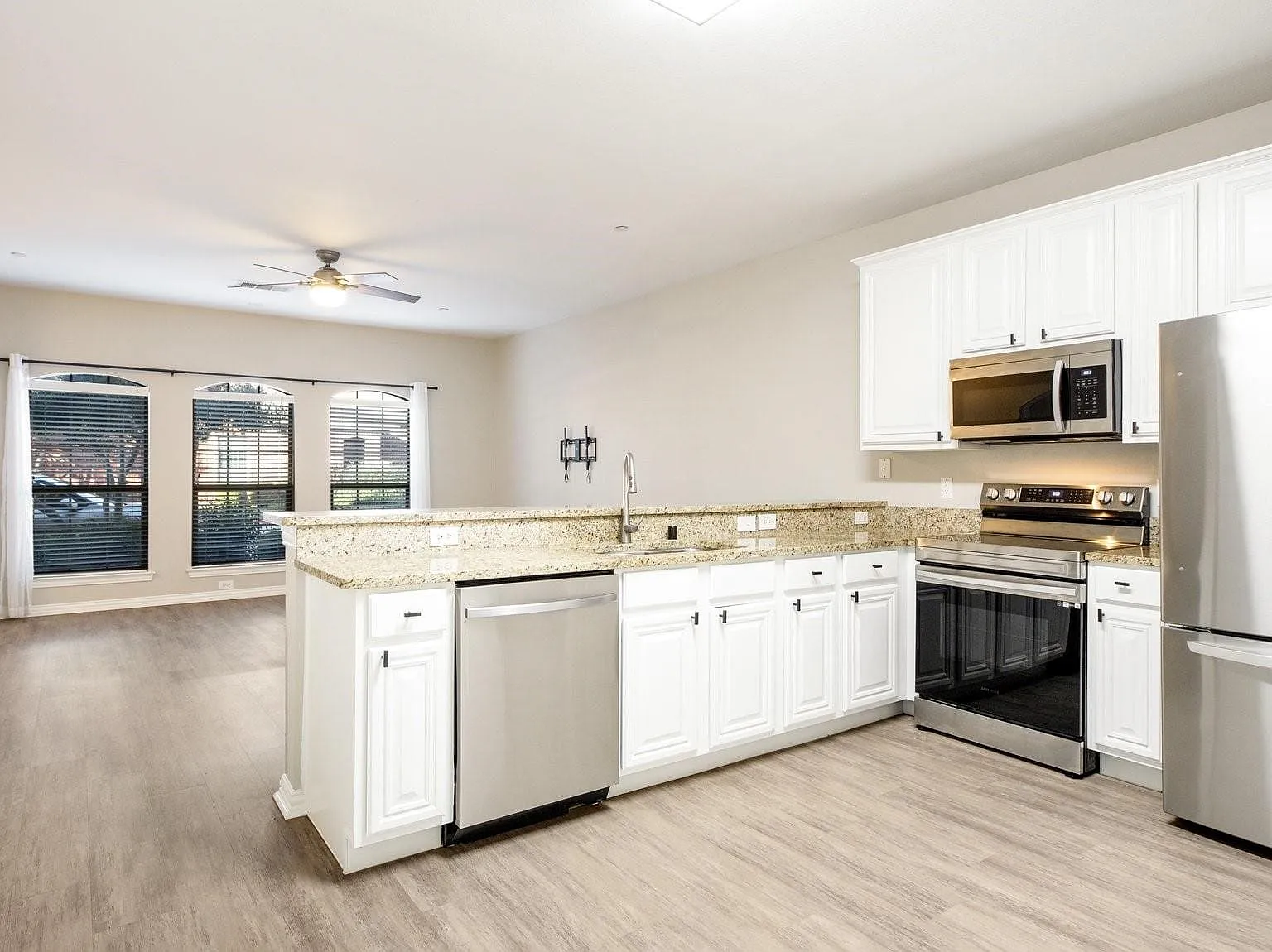 2 bed, 1.5 bath, 1227 sqft, $2,000 — Photo 4