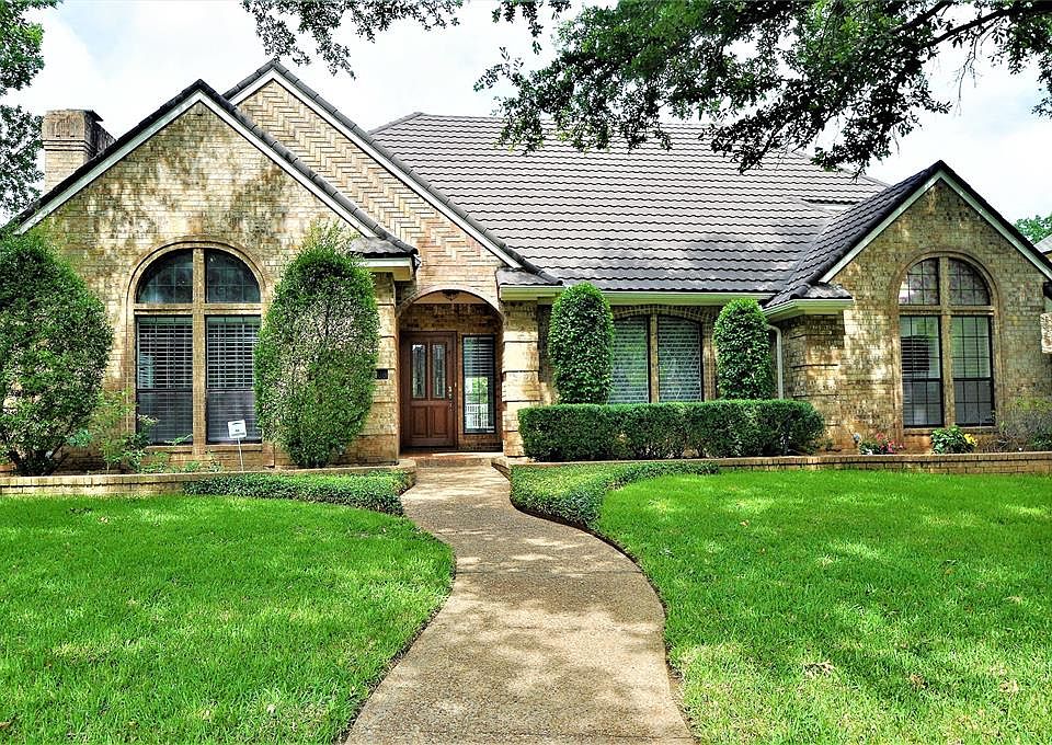 1st image of 2806 Briar Knoll Dr