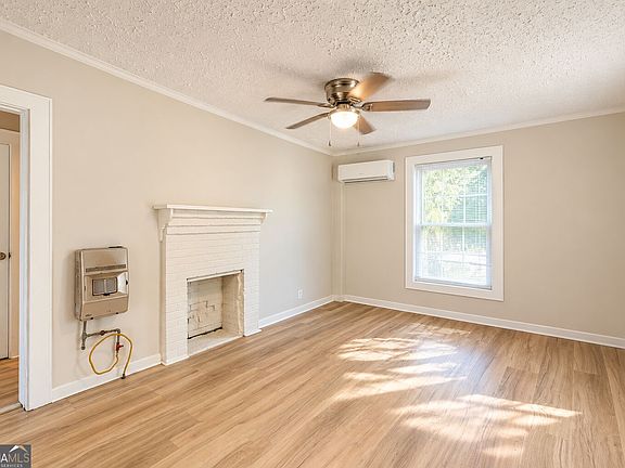 4th image of 303 Rudy St NE