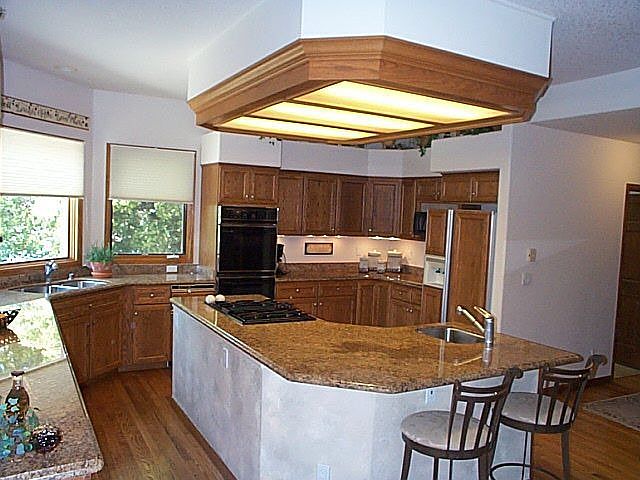 Gourmet Kitchen w/ Butlers Pantry